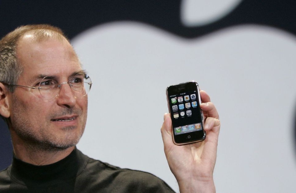Steve Jobs presenta el iPhone
